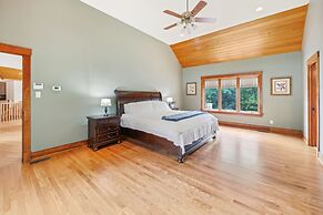 Hidden Waterfront Luxury Oasis With 9-acre Pond 5 Bedroom Home by RedA