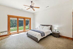 Hidden Waterfront Luxury Oasis With 9-acre Pond 5 Bedroom Home by RedA