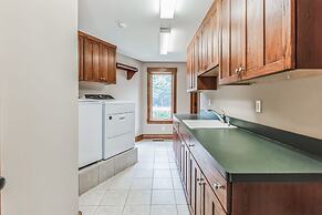 Hidden Waterfront Luxury Oasis With 9-acre Pond 5 Bedroom Home by RedA