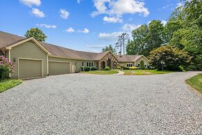 Hidden Waterfront Luxury Oasis With 9-acre Pond 5 Bedroom Home by RedA