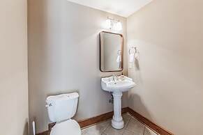 Hidden Waterfront Luxury Oasis With 9-acre Pond 5 Bedroom Home by RedA