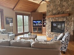 Hidden Waterfront Luxury Oasis With 9-acre Pond 5 Bedroom Home by RedA