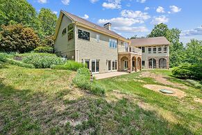 Hidden Waterfront Luxury Oasis With 9-acre Pond 5 Bedroom Home by RedA