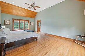 Hidden Waterfront Luxury Oasis With 9-acre Pond 5 Bedroom Home by RedA