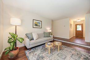Family-friendly Getaway Near Slide Hill Park 3 Bedroom Home by RedAwni