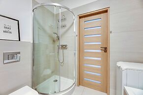 Albatross Tower by Grand Apartments