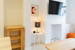 Bright & Airy 2BD - 10min walk to Centre