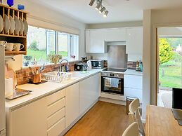 Stroud's Golden Valley 2-bedroom Apartment Retreat