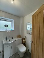 Stroud's Golden Valley 2-bedroom Apartment Retreat