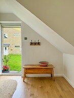 Stroud's Golden Valley 2-bedroom Apartment Retreat