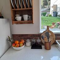 Stroud's Golden Valley 2-bedroom Apartment Retreat