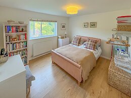 Stroud's Golden Valley 2-bedroom Apartment Retreat