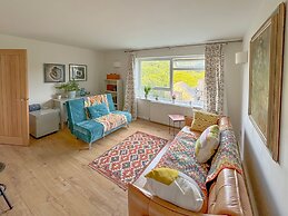 Stroud's Golden Valley 2-bedroom Apartment Retreat