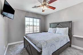 7 Mi to Dtwn: Golf Getaway w/ Fire Pit in Phoenix