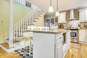 Harwich Port Beach House < Half-mi to Shore!