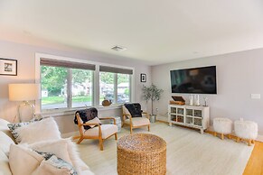 Coastal-modern Home < 3 Mi to Charlestown Beach!