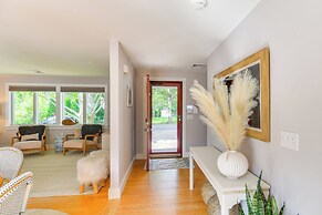 Coastal-modern Home < 3 Mi to Charlestown Beach!