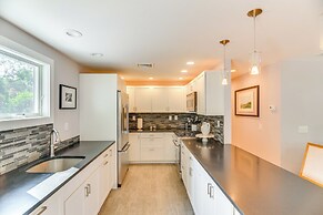 Coastal-modern Home < 3 Mi to Charlestown Beach!