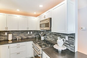 Coastal-modern Home < 3 Mi to Charlestown Beach!