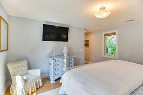 Coastal-modern Home < 3 Mi to Charlestown Beach!