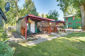 Riverfront Resort Cabin ~ 21 Mi to Crater Lake!