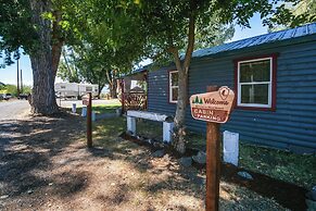 Riverfront Resort Cabin ~ 21 Mi to Crater Lake!