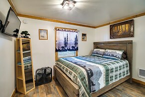 Riverfront Resort Cabin ~ 21 Mi to Crater Lake!