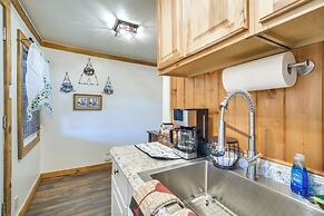 Riverfront Resort Cabin ~ 21 Mi to Crater Lake!