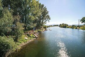 Riverfront Resort Cabin ~ 21 Mi to Crater Lake!