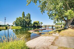 Riverfront Resort Cabin ~ 21 Mi to Crater Lake!