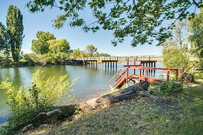 Riverfront Resort Cabin ~ 21 Mi to Crater Lake!