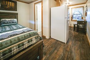 Riverfront Resort Cabin ~ 21 Mi to Crater Lake!