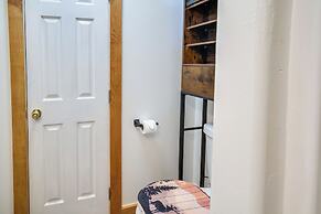 Riverfront Resort Cabin ~ 21 Mi to Crater Lake!