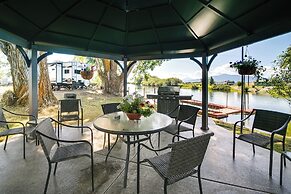 Riverfront Resort Cabin ~ 21 Mi to Crater Lake!