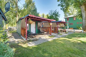 Riverfront Resort Cabin ~ 21 Mi to Crater Lake!