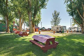 Riverfront Resort Cabin ~ 21 Mi to Crater Lake!