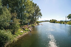 Riverfront Resort Cabin ~ 21 Mi to Crater Lake!