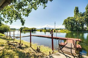 Riverfront Resort Cabin ~ 21 Mi to Crater Lake!