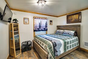 Riverfront Resort Cabin ~ 21 Mi to Crater Lake!