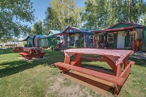 Riverfront Resort Cabin ~ 21 Mi to Crater Lake!
