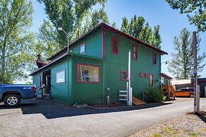 Riverfront Resort Cabin ~ 21 Mi to Crater Lake!