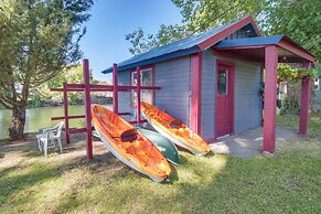 Riverfront Resort Cabin ~ 21 Mi to Crater Lake!