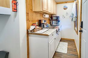 Riverfront Resort Cabin ~ 21 Mi to Crater Lake!