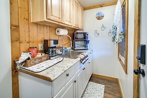 Riverfront Resort Cabin ~ 21 Mi to Crater Lake!