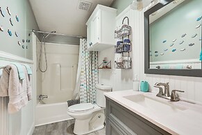 Upscale Lake Texoma Vacation Home: 1 Mi to Marina!