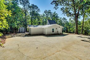 A-frame Anderson Cabin: Half Mi to Lake Hartwell!