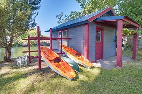 Resort Cabin on the River ~ 21 Mi to Crater Lake!