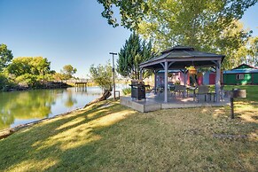 Resort Cabin on the River ~ 21 Mi to Crater Lake!