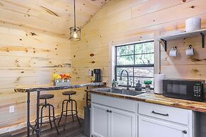 Stout Cabin w/ Fire Pit: 1 Mi to Ohio River!