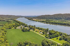 Stout Cabin w/ Fire Pit: 1 Mi to Ohio River!